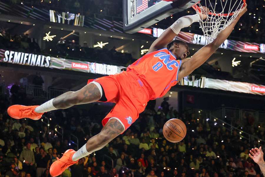 Jalen Williams faz bela enterrada durante jogo contra o Houston Rockets