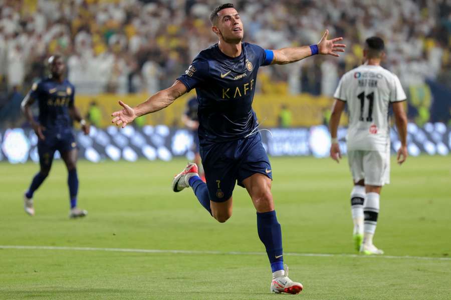 Cristiano Ronaldo viert een goal voor Al-Nassr tegen Al-Shabab
