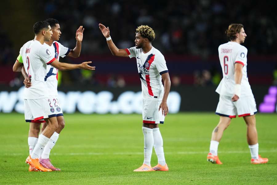 PSG oslavuje výhru nad Barcelonou.