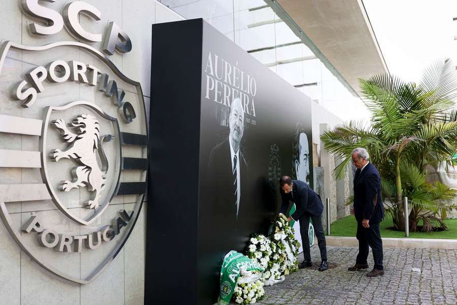 Frederico Varandas deposita uma coroa de flores junto ao mural de Aurélio Pereira