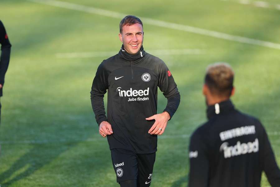 Gute Laune zum Trainingsauftakt bei Mario Götze.