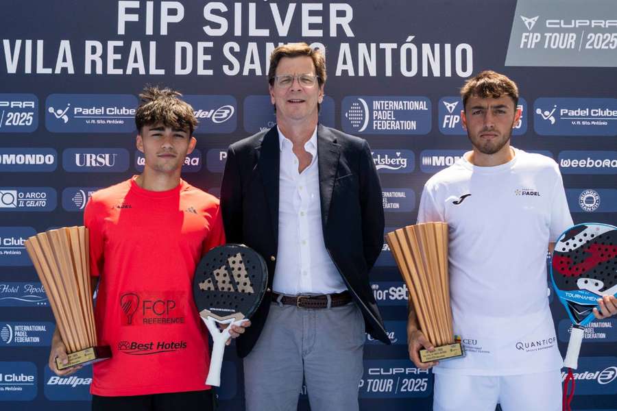 Pol Hernandez e Juanlu Esbri com o presidente da Federação de Padel, Ricardo Oliveira