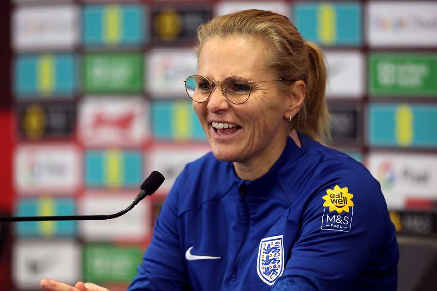 Wiegman tijdens de persconferentie op St. George's Park