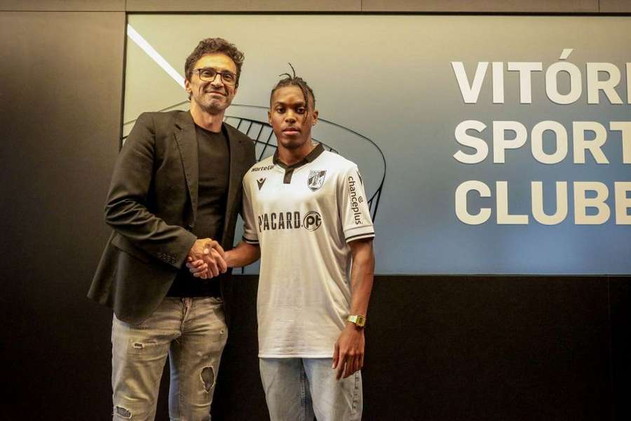 Ronaldo Lumungo assinou pelo Vitória de Guimarães