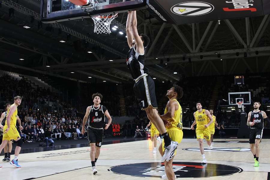 Alba auch ohne Punkte in Bologna: Ismael Bako setzt zum Dunk an.