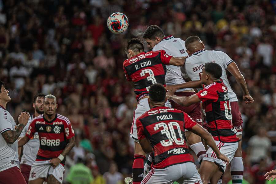 Rodrigo Caio disputa a bola pelo alto no Fla-Flu