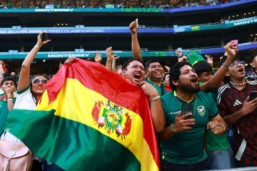 Des supporters boliviens fêtant la qualification en finale.