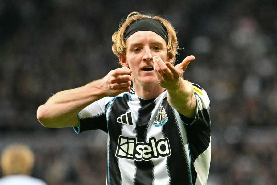 Gordon celebrates against Benfica