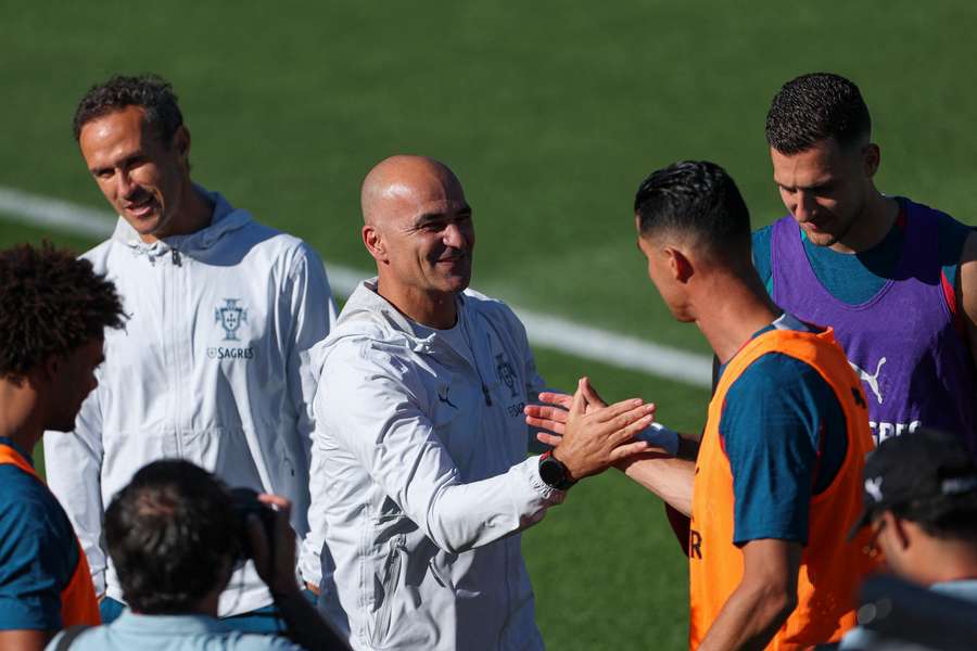 Portugalský tréner Roberto Martínez (vľavo) víta portugalského útočníka Cristiana Ronalda počas tréningu pred Majstrovstvami sveta vo futbale 2026.