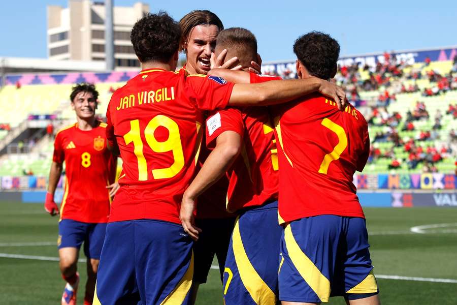 Los jugadores de España celebran el gol de Pablo García