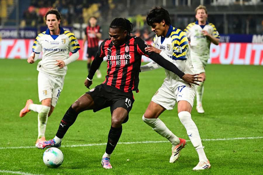 AC Milan's Rafael Leao fights for the ball with Mariano Troilo