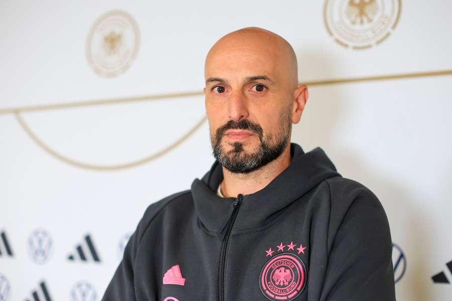 Antonio di Salvo geht behutsman mit dem großen DFB-Nachwuchstalent um.
