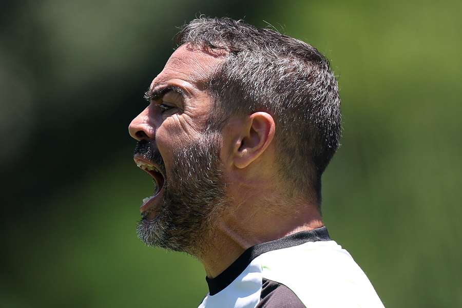 Artur Jorge orienta seus comandados em treino do Botafogo