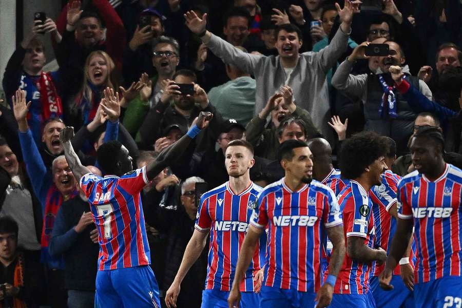 Ismaila Sarr (l.) von Crystal Palace feiert mit seinen Teamkollegen ihr zweites Tor