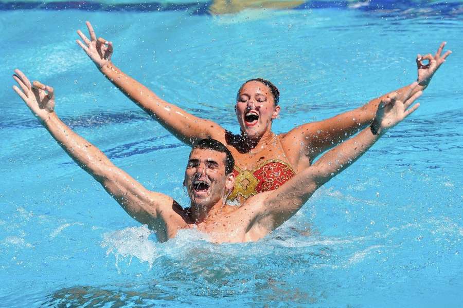 Javier Ruisanchez en Nicolle Torrens tijdens de Wereldkampioenschappen synchroonzwemmen 2022 – Gemengd duet technische routine in Hongarije