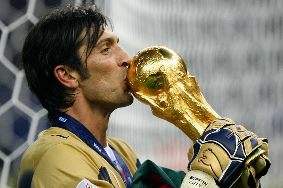 Gigi Buffon avec la Coupe du monde en 2006.