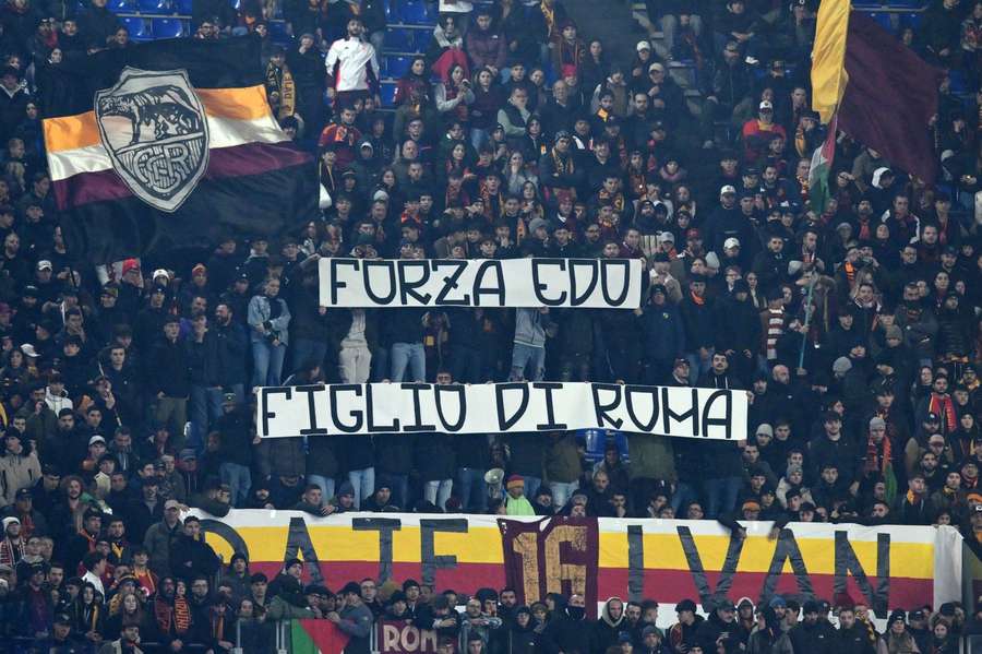 "Vamos lá Edo, filho de Roma", diz a faixa dos adeptos da Roma.