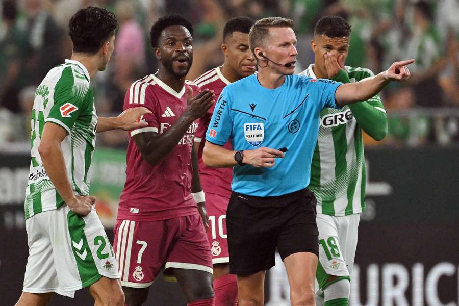 Vini Jr. chegou a receber um amarelo por reclamação