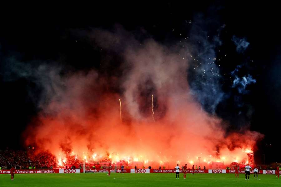 Fanii lui Bayern au lansat rachete de semnalizare și artificii în timpul meciului cu Ulm din DFB Pokal