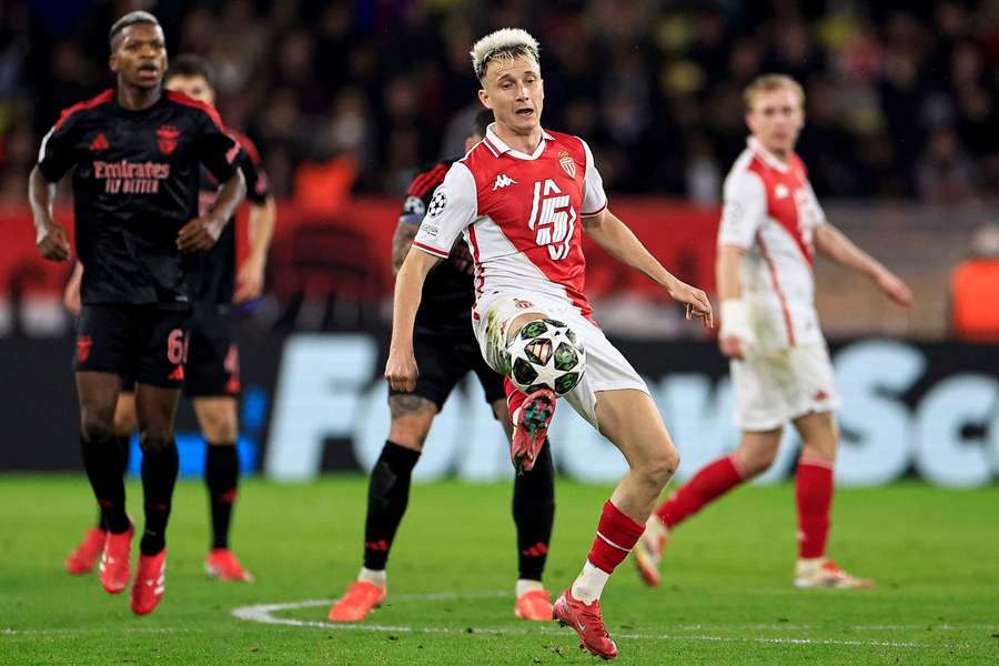 Golovin na partida com o Benfica