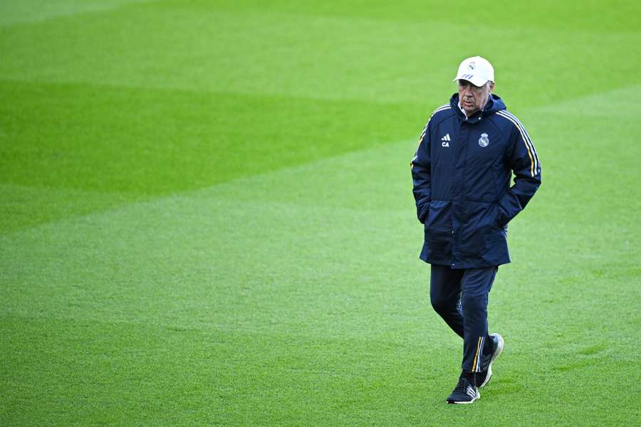 Técnico Carlo Ancelotti em treino no campo do City