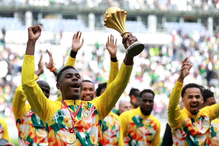 Le Sénégal avec son trophée, ce samedi.