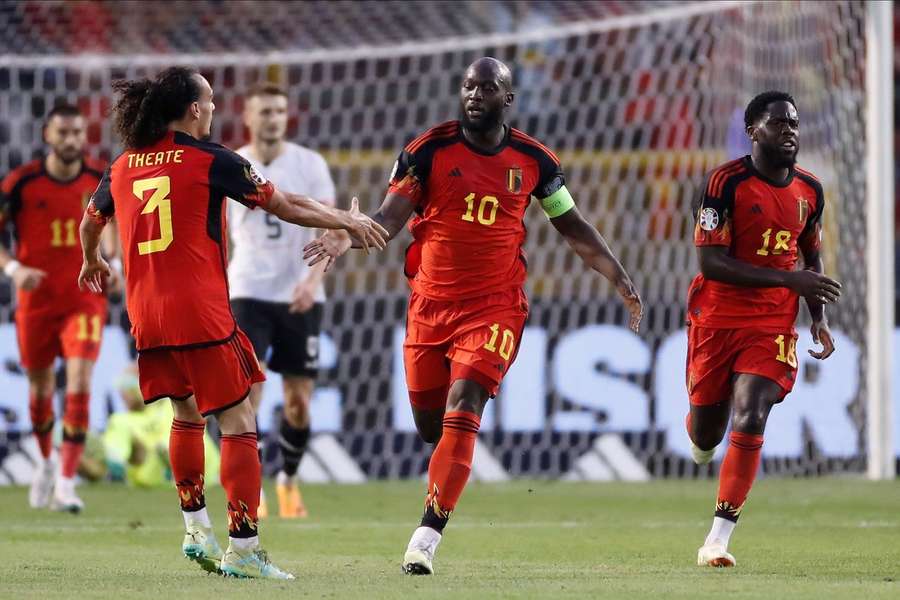 Romelu Lukaku wordt gefeliciteerd nadat hij de 1-1 scoorde tegen Oostenrijk afgelopen zaterdag