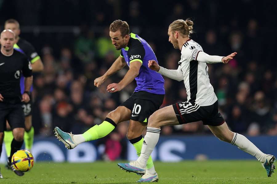 Kane, sempre ele, fez seu 266º com a camisa dos Spurs