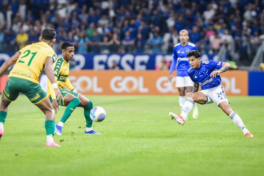 O jogo foi aberto no Mineirão, mas prevaleceu o melhor ataque da Raposa