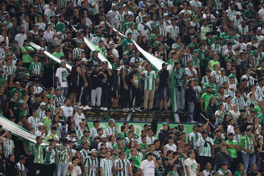 Aficionados del Atlético Nacional animan a los suyos Aficionados del Atlético Nacional animan a los suyos
