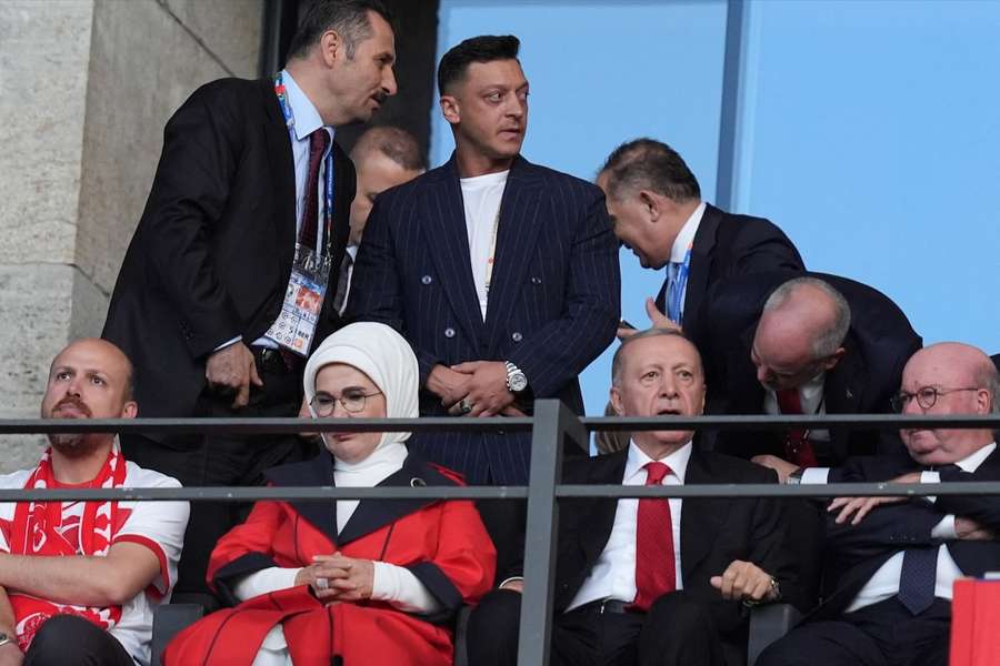 Mesut Özil (oben) auf der Tribüne bei der Europameisterschaft 2024.