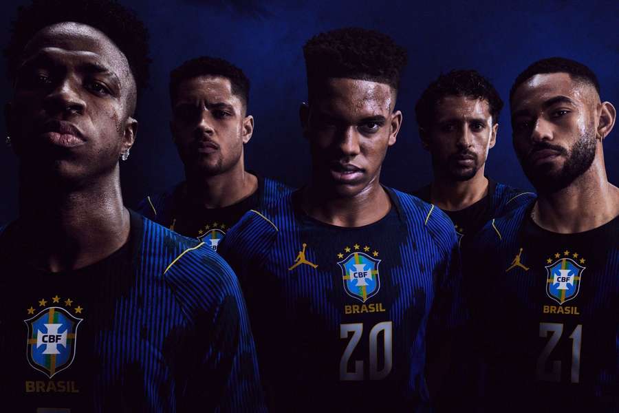 Jogadores da Seleção Brasileira apresentam novo uniforme reserva para a Copa do Mundo