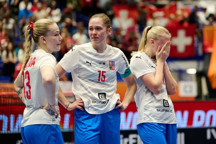 Smutek českých florbalistek po prohraném finále. Smutek českých florbalistek po prohraném finále.