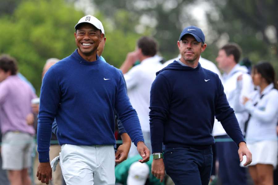 Tiger Woods (l.) steht vor seinem erneuten Comeback.