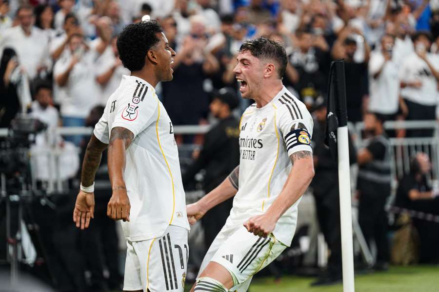 Piłkarze Realu Madryt świętują po strzeleniu bramki podczas półfinałowego meczu Superpucharu Hiszpanii z Atletico Madryt.