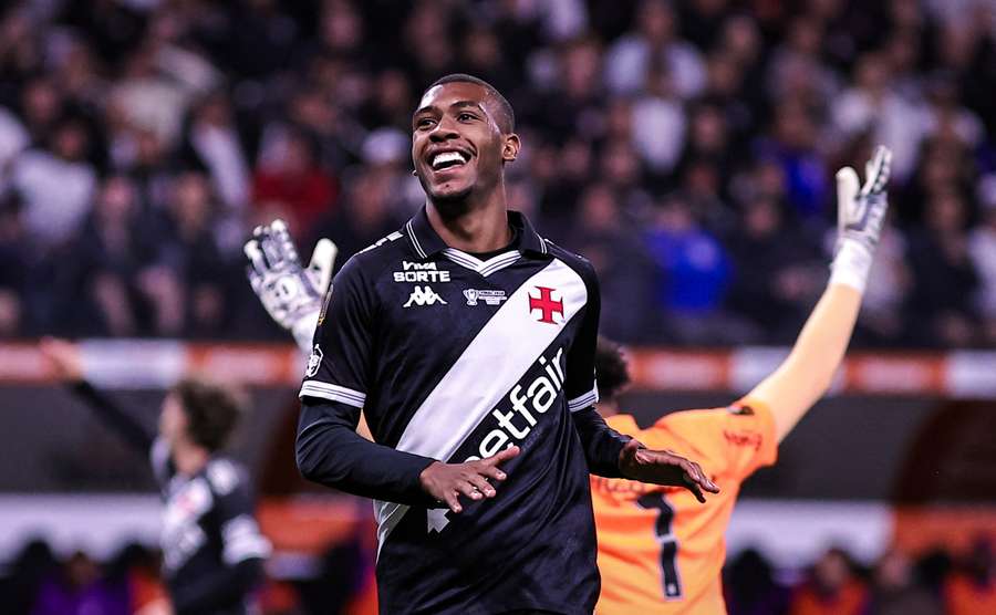 Rayan foi às redes, mas o impedimento foi assinalado pela arbitragem Rayan foi às redes, mas o impedimento foi assinalado pela arbitragem