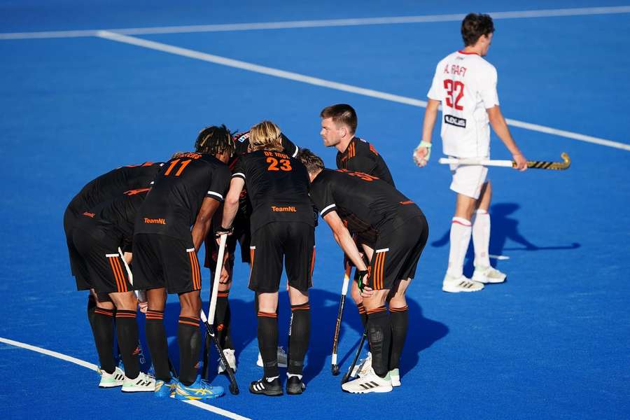 Oranje in de huddle tijdens de wedstrijd tegen Spanje