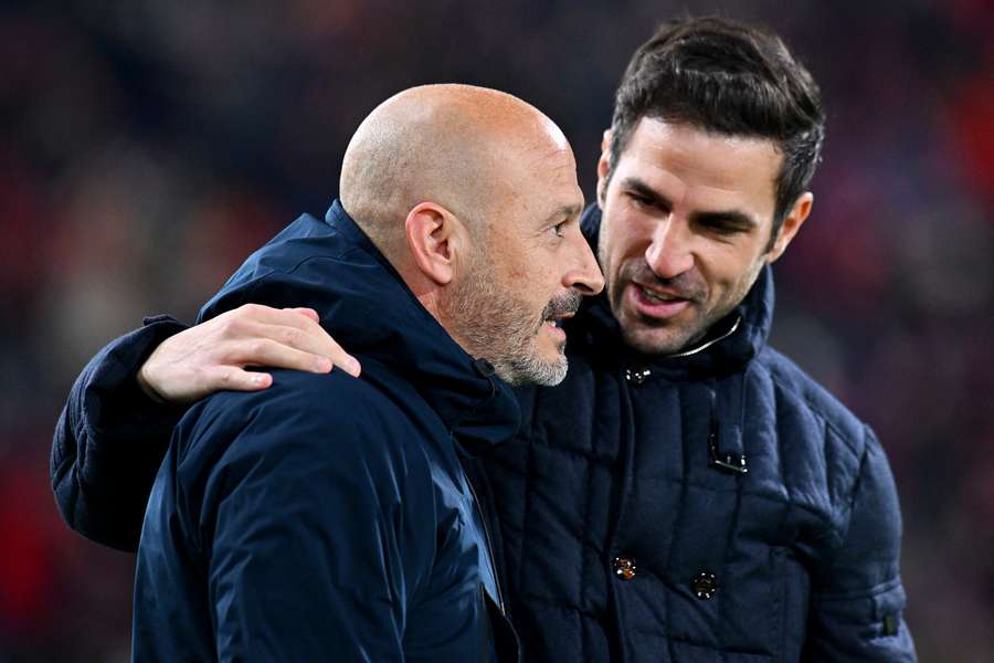 Vincenzo Italiano e Cesc Fabregas si salutano prima di Bologna-Como