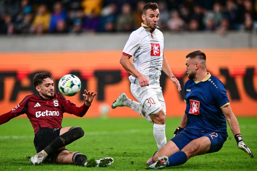 Hradecký gólman Adam Zadražil je nejspíš novou noční můrou sparťanů. Hradecký gólman Adam Zadražil je nejspíš novou noční můrou sparťanů.