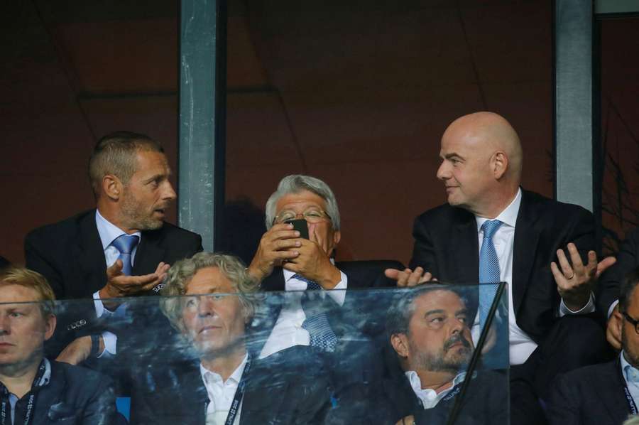 Aleksander Ceferin (à gauche) et Gianni Infantino (à droite) lors d'un derby madrilène. Aleksander Ceferin (à gauche) et Gianni Infantino (à droite) lors d'un derby madrilène.