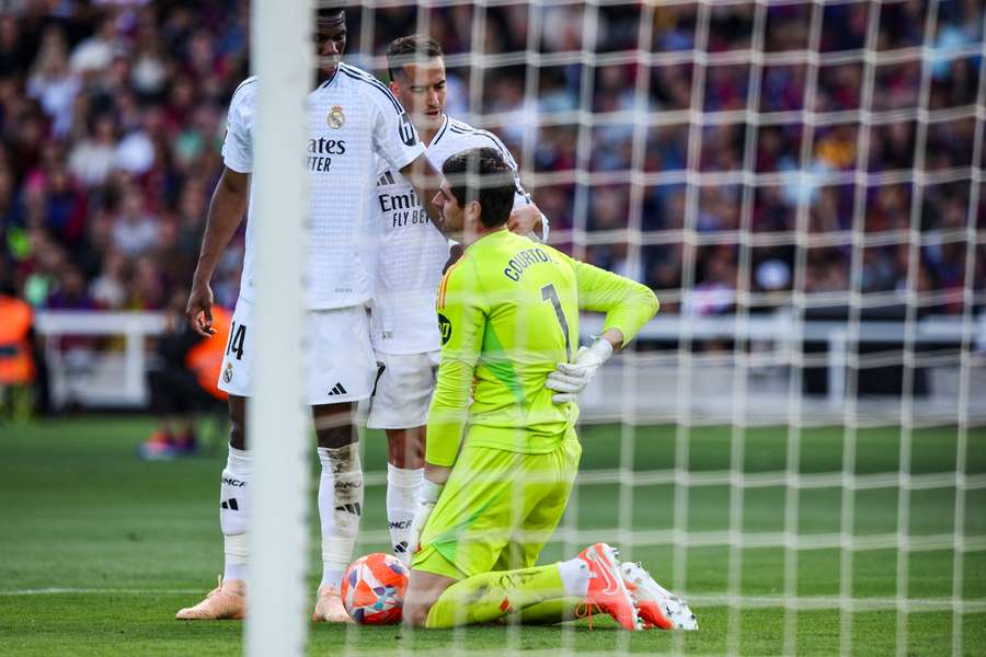 Thibaut Courtois, dolorido en el Clásico.
