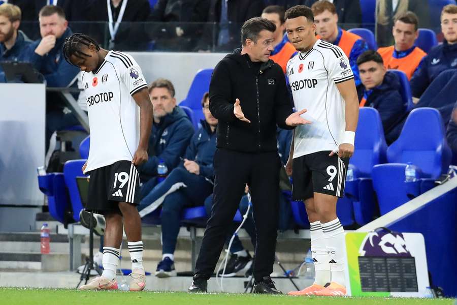 Rodrigo Muniz, do Fulham, afastado devido a lesão prolongada