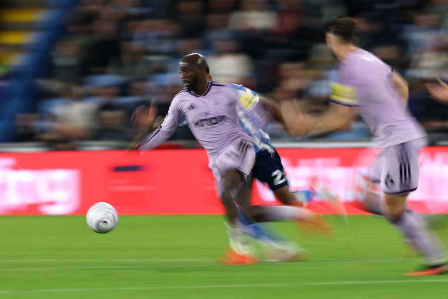 Yoane Wissa, do Newcastle United, correndo como o The Flash em jogo contra o Coventry