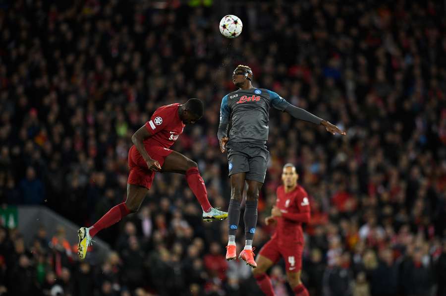 Ibrahima Konate e Victor Osimhen durante Liverpool-Napoli