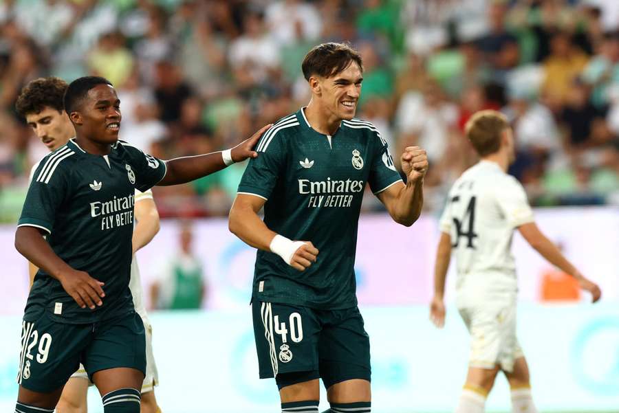 Espí, felicitado por Endrick tras estrenarse como goleador