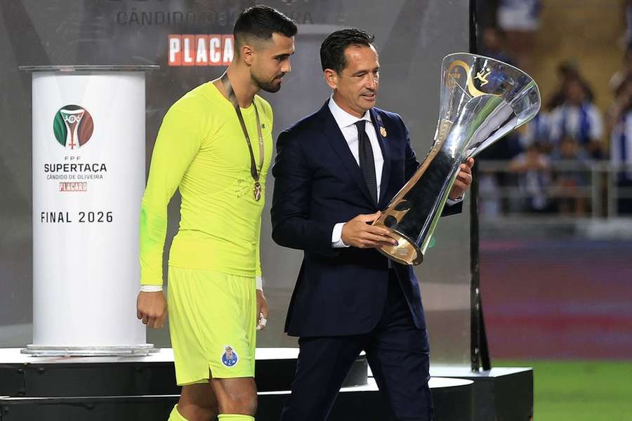 Diogo Costa com Pedro Proença e a Supertaça Cândido de Oliveira