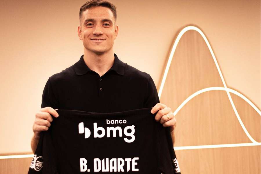 Bruno Duarte já exibe a camisa vascaína com seu nome Bruno Duarte já exibe a camisa vascaína com seu nome