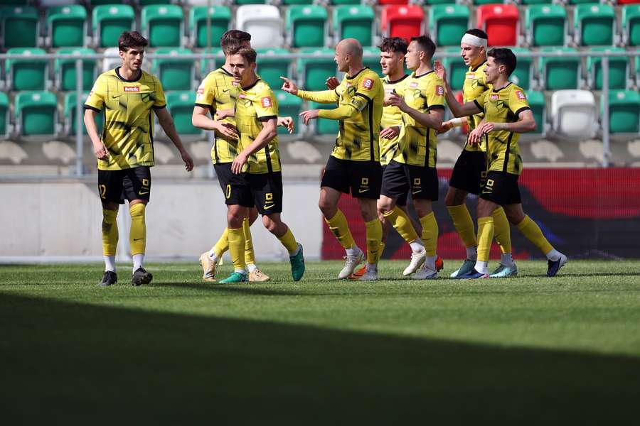 Sosnowiec, 26.04.2026. Piłkarze Wieczystej Kraków cieszą się z gola Stefana Feiertaga (L) podczas meczu 1. ligi z GKS Tychy.