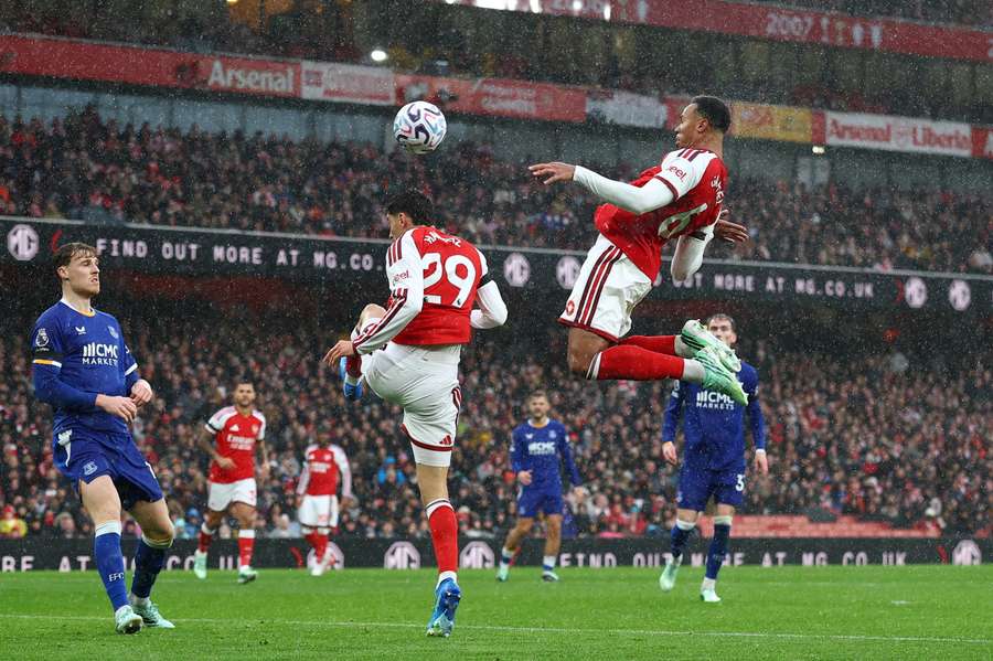 Gabriel assinou o 2-0 do Arsenal, de cabeça, aos 68 minutos