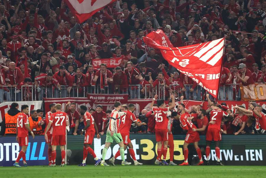 Jucătorii lui Bayern sărbătoresc alături de fani calificarea în semifinalele Ligii Campionilor după succesul cu Real Madrid